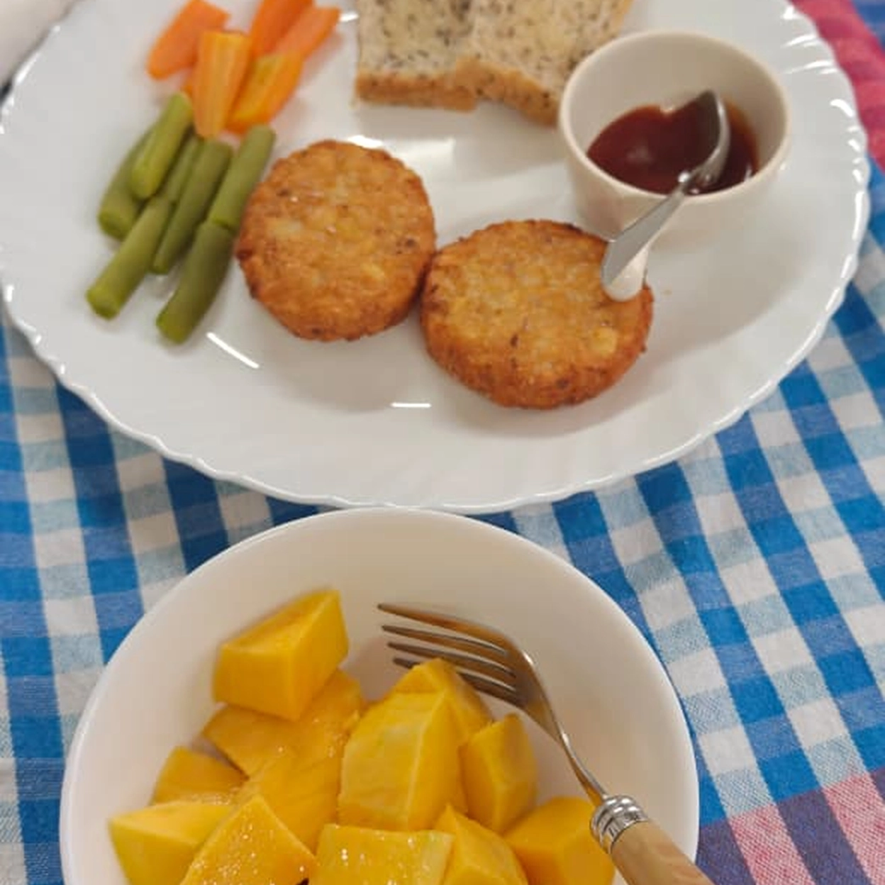 Hashbrowns and fresh mango fruit