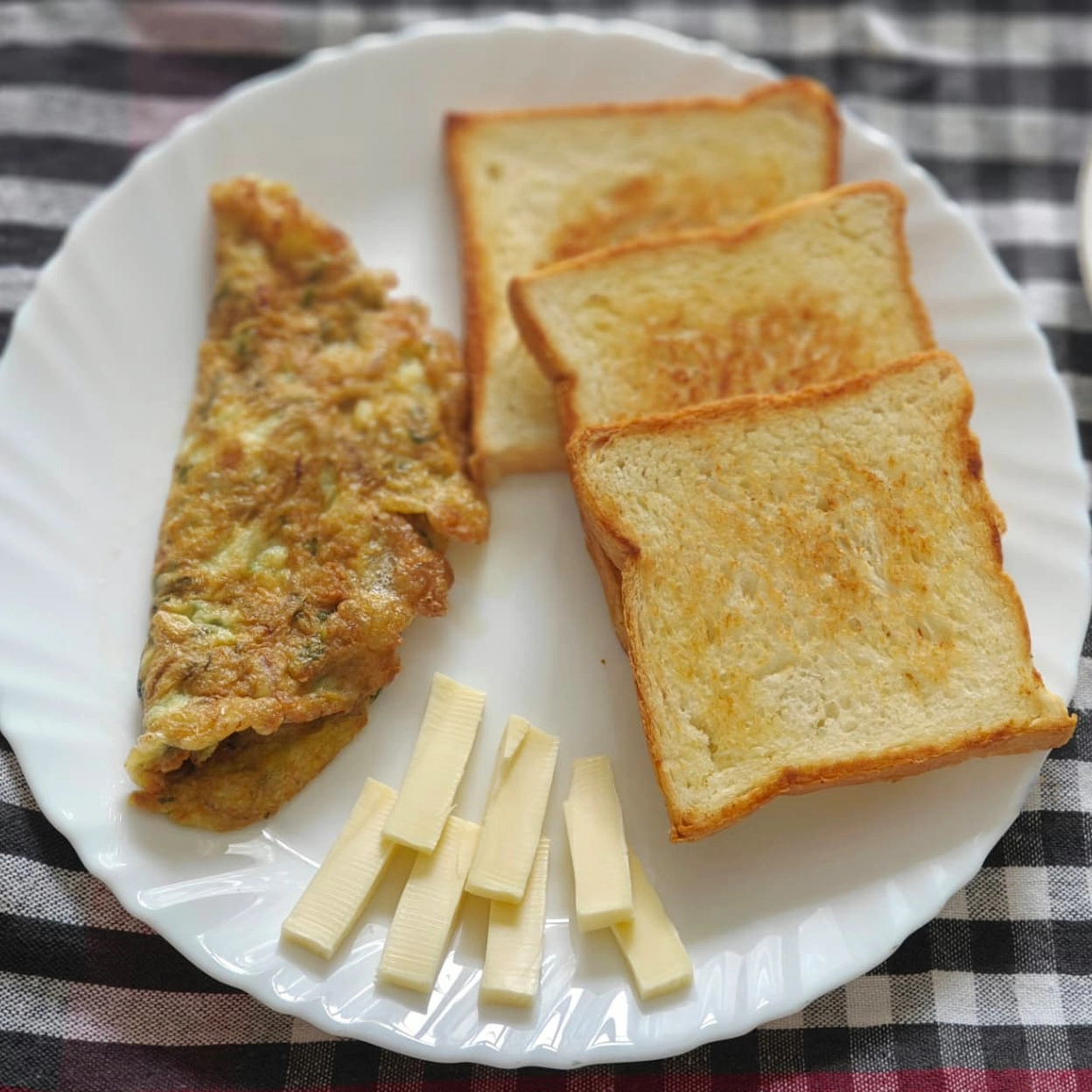 Omelet and butter toast breakfast